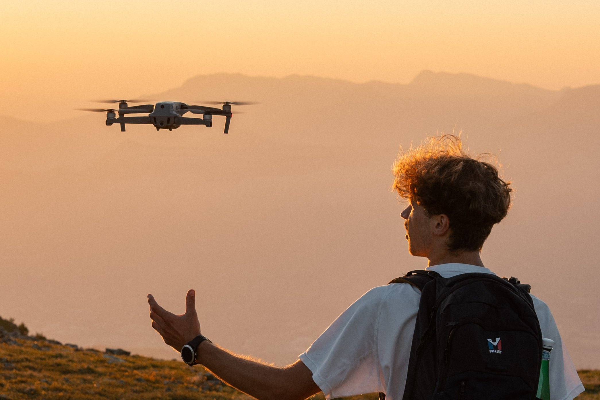 Hugo Lange en vol avec son drone au coucher du soleil